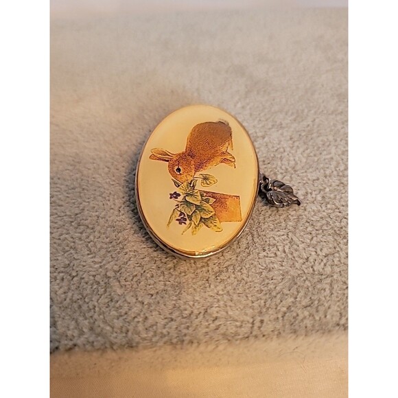 Vtg 1999 Marjolein Bastin Oval Rabbit Bunny Pewter Pin Brooch Leaf Charm Signed - Picture 4 of 12